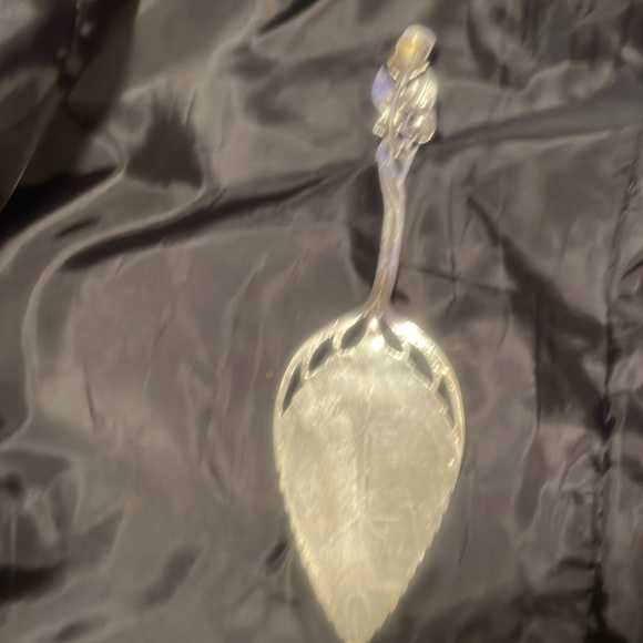 Cristof 800 (coin silver) Wild Rose Pie Server - Picture 5 of 5